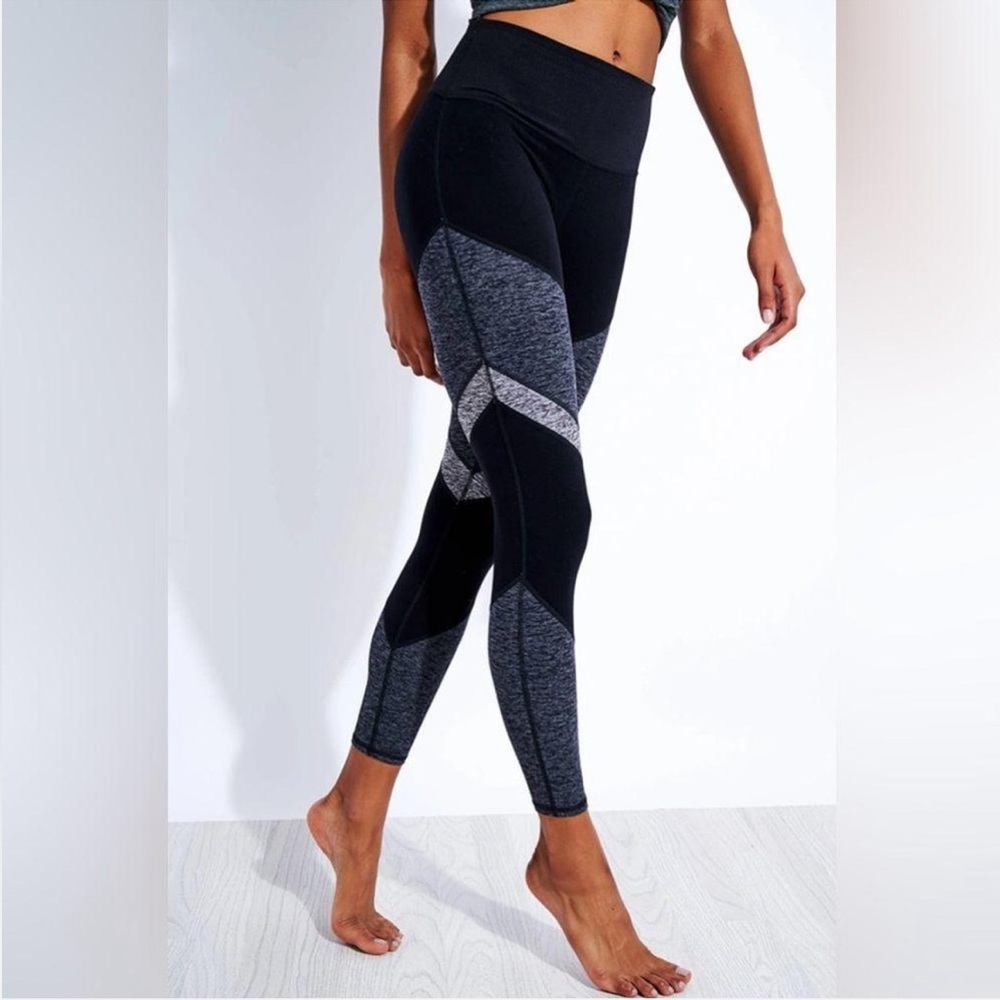 ALO Yoga Sheila Black and Gray Color Block Activewear Leggings Size XS